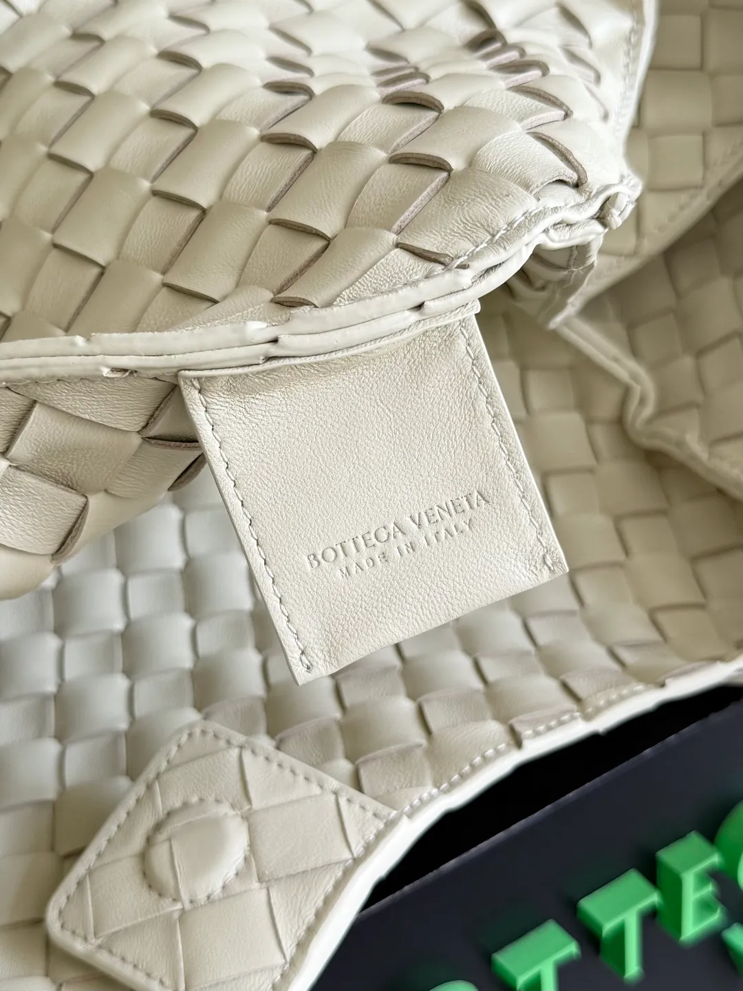 Batch 2160 new products are coming! BOTTEGA VENETA Bottega Veneta's 2025 new Campana shoulder bag is on the market~ First of all, I would like to praise the weight of this bag. As a not too small bag, it is very light for daily use. For people like me who need to carry a lot of belongings when going out, this advantage is great, and it greatly reduces the burden of traveling. 🛍️The shape is a bit like a combination of parachute and jodie. The blunt triangle shape is cute and honest. Carrying it on your back when going shopping is a good mood accelerator. The handles and body of the bag are both classic weaves. A tie is added to the original open design. If it is not tied up, the bag will look like a small vegetable basket when carried. Style number: 844249 Size: 33*20*16.5cm